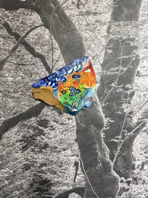 Vittoretti – pierre peinte sur photo d’arbre, exposition Arborescence